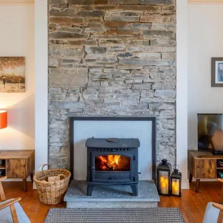 The Old School House, Moymore, Holiday home *