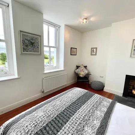 The Old School House, Moymore, Holiday home *