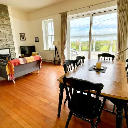 The Old School House, Moymore, Holiday home *