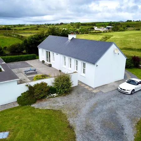 The Old School House, Moymore, Feriehus *