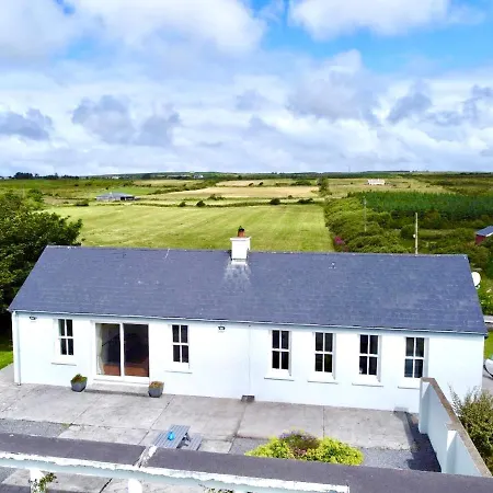 The Old School House, Moymore, Feriehus *